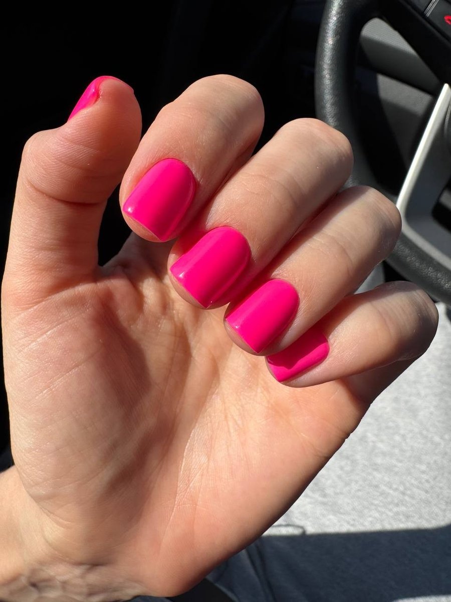 Яркий розовый маникюр Тюмень