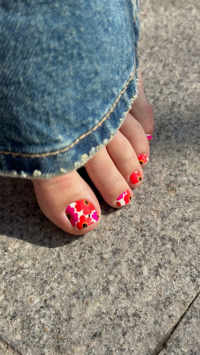 Педикюр дизайн ягоды