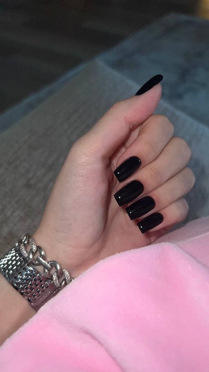 Чёрный маникюр Тюмень