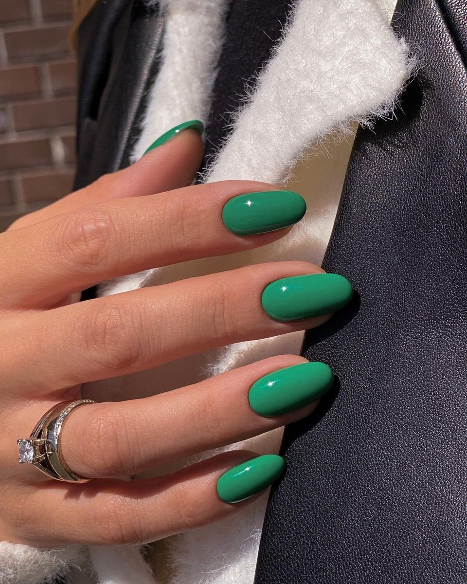 Зелёный маникюр в Тюмени