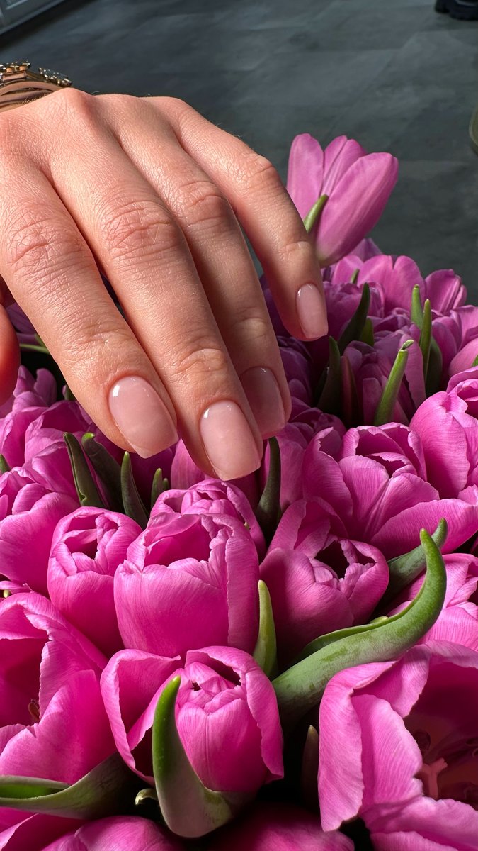 Нюдовый маникюр с тюльпанами